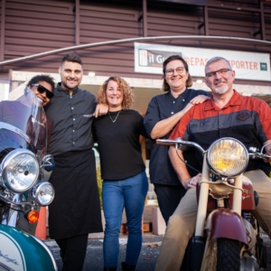 Photo de l’équipe du restaurant sur des motos